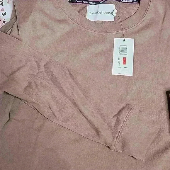 Calvin Klein Shoulders Padd Sweatshirt - Picture 6 of 7